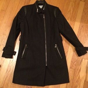Knee length belted wool coat. Lots of details!